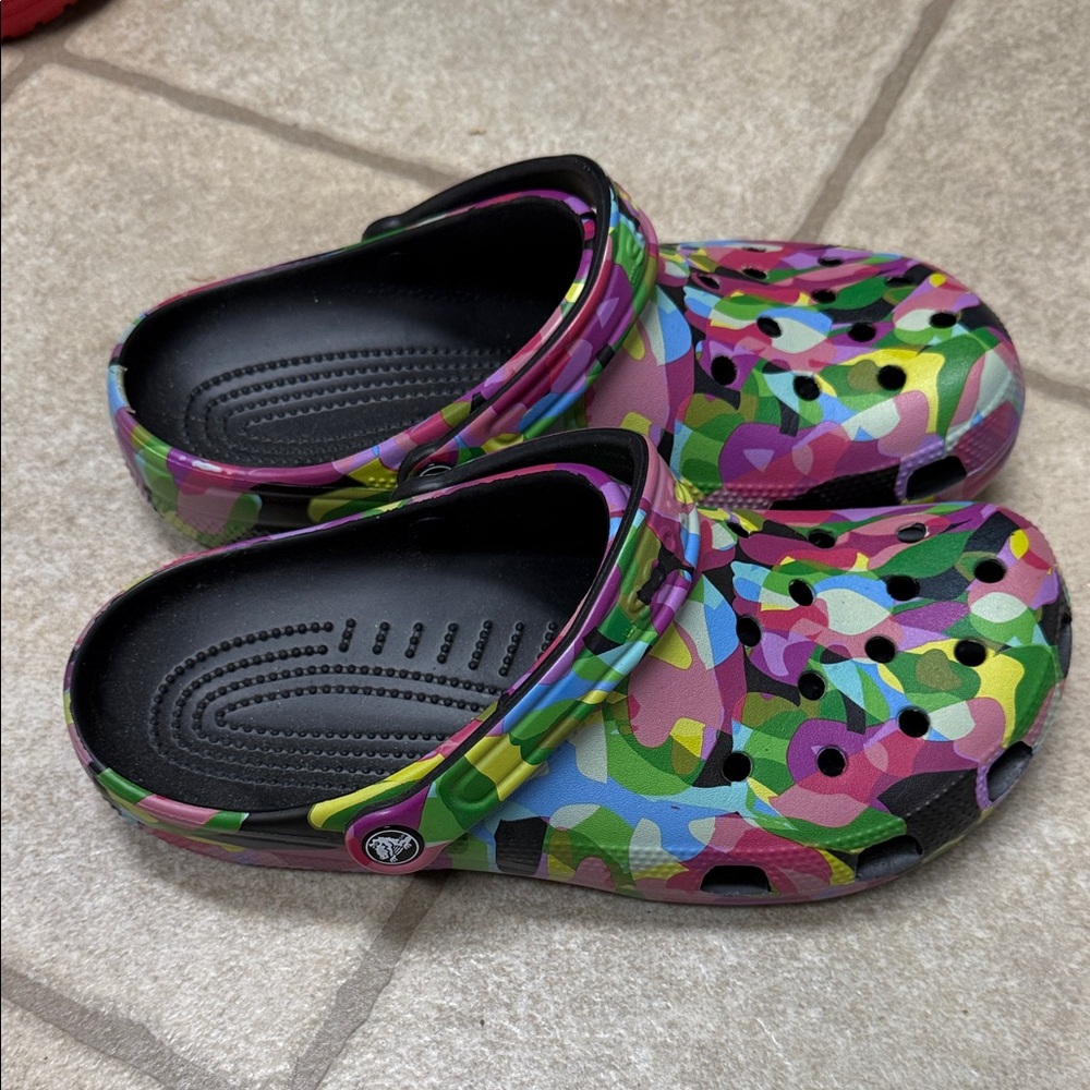CROCS Multicolor Patterned Clogs - image 4